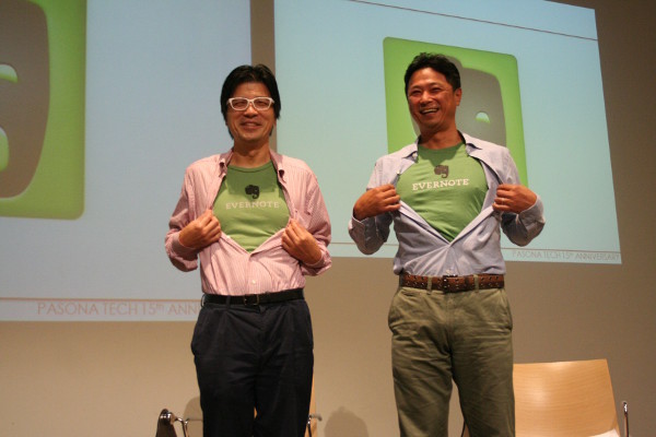 Evernote日本法人会長　外村仁氏（左）、パソナテック代表取締役社長　吉永隆一氏（右）