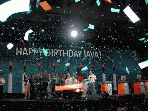 Java誕生10年を迎えたときのJavaOne 2005の様子。Javaの父、James Gosling氏をはじめ、たくさんの関係者が集まりJava10週年を祝った