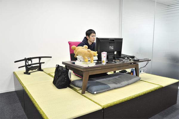 オフィスに畳敷の小上がりが出現…なんと福田氏のデスクだった！