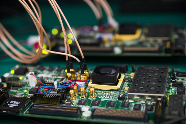 写真4　評価基板はXilinx製ZC706で、FPGAにエンコーダとデコーダがインプリされている。実際のシステムにどのような形でFPGAを組み込むかは現在検討中とのこと