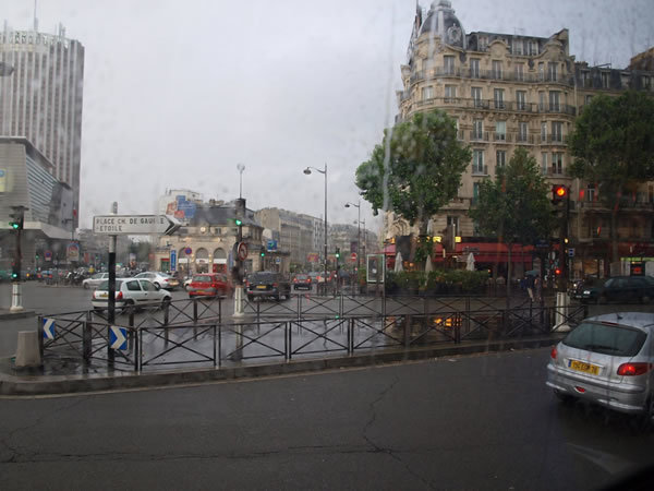 写真3：ホテルへ向かうバスの車窓から。雨が降っていました