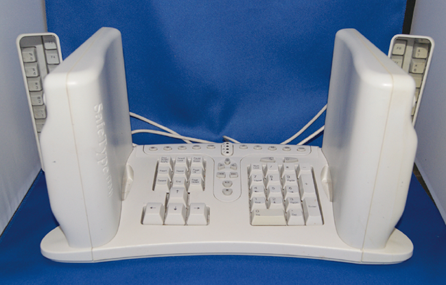 写真5　SafeType ergonomic keyboard