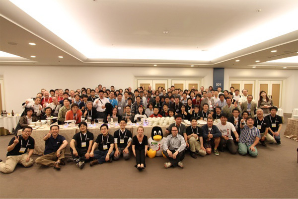 LinuxCon Japan 2011のClosing Partyより、参加者とスタッフの集合記念写真
