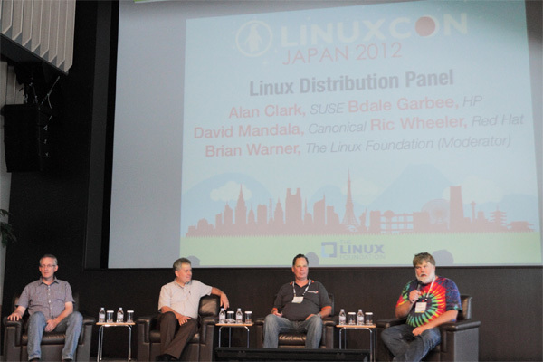 各ディストリビューションを代表する、パネルの4名。写真左から、Red HatのRic Wheerer氏、SUSEのAlan Clark氏、CanonicalのDavid Mandala氏（Ubuntu）、HPのBdale Garbee氏（Debian）