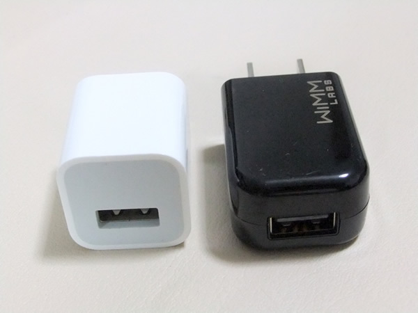 iPhoneのACアダプターと比較すると、小さいことが確認できる