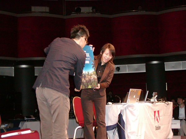 Grand Prix受賞の丸山氏。手には、2009年開催予定のAdobe MAX JAPANの講演権が！
