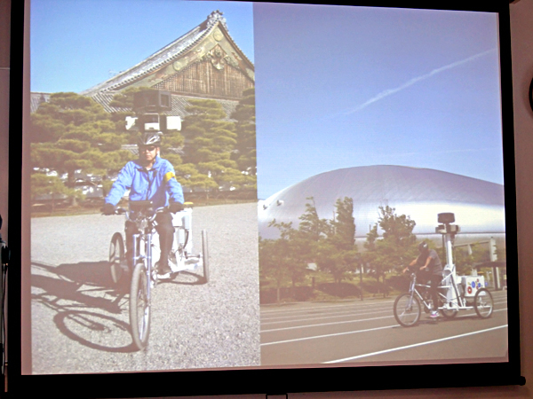 世界遺産など、車が進入できない場所は「トライク」と呼ばれる三輪自転車を使用して撮影している。