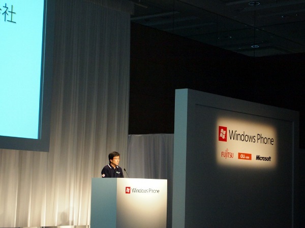 「コードネーム“Mango”のWindows Phone 7.5は、ワールドワイドの中で日本で一番最初に提供されます。今回発表される製品とともに、スマートフォンシェアの巻き返し、拡大を目指したいです」、日本マイクロソフト株式会社代表執行役社長 樋口泰行氏。