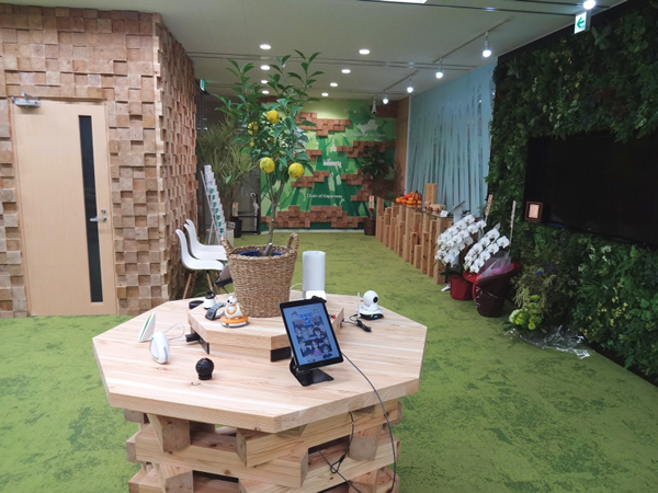 IoT Future Lab.（オープンスペース）。開設時点で100を超えるIoT機器の展示が行われている。また、各所で設置されているインテリアは、熊本県の小国杉を使った特注品である