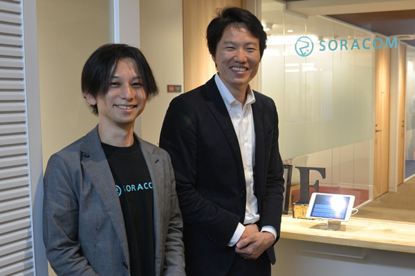 2016年10月、SORACOM vConeec Coreの発表時にソラコム オフィス前で挨拶する同社代表取締役社長 玉川憲氏（右）とCTO 安川健太氏