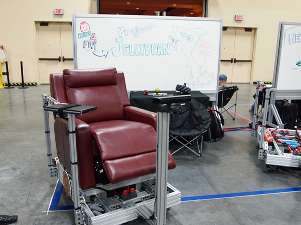 2日目のキーノートで登場したKinectコントロールの椅子「Jellybean」。2日目には、実際に会場で動かすデモも行われていた
