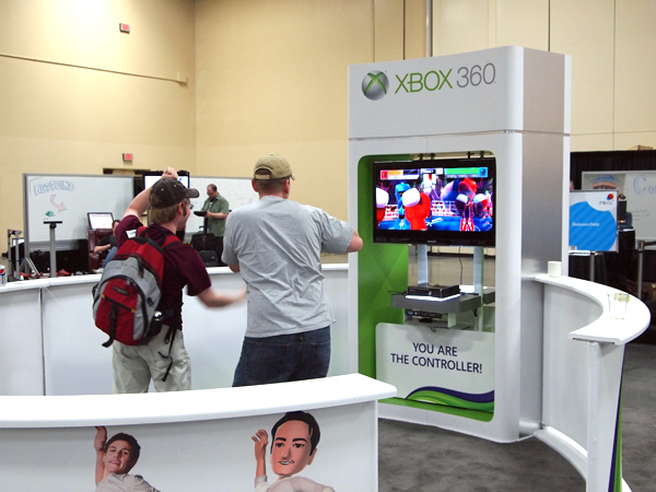 Microsoftのエンタテインメントと言えばX360。見ているとイベントそっちのけで、本気になって遊んでいる参加者も（笑）
