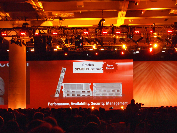 新しく発表された「SPARC T3」プロセッサおよび「SPARC T3」システム。Fowler氏は「OracleのSPARC製品ラインは、顧客に完全、オープンかつ統合されたアプリケーション・ツー・ディスク・ソリューションを提供するという我々の戦略における基軸である。新しい「SPARC T3」システムは、2年ごとに2倍のパフォーマンス強化を顧客に提供する我々の取り組みを実現し、クラウドコンピューティングなど高度なコンピューティング環境に大規模な拡張性を提供する」とコメントした。