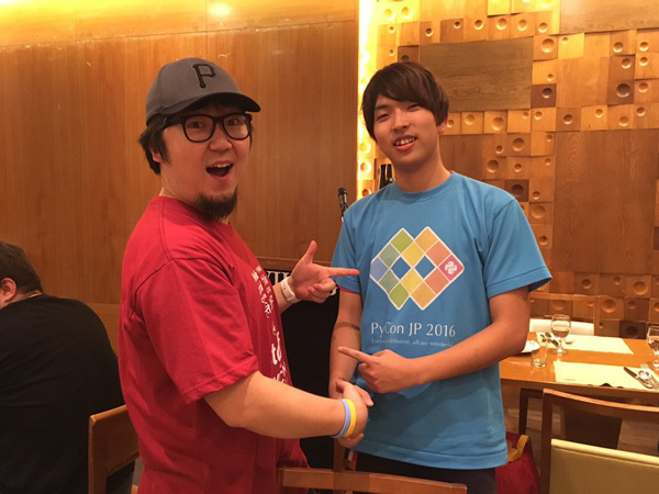PyCon APAC KoreaデザイナーのPark Hyunwoo氏（左）と筆者（右）