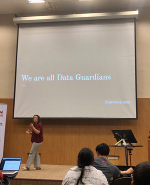 みんなで「We are Data Guardians!」と唱和