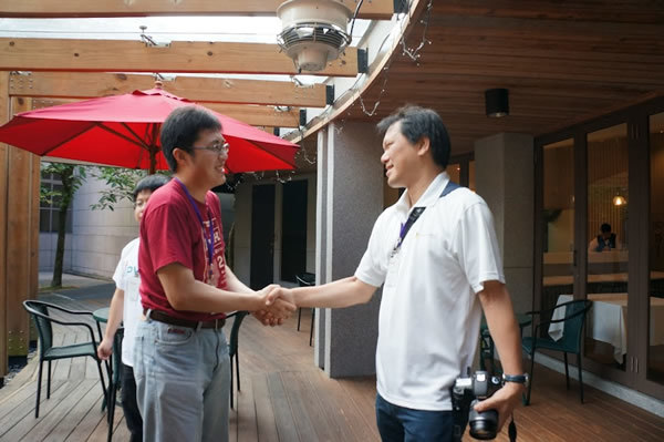 台湾と日本のPyCon座長の握手