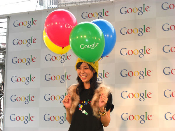 今回のイベントに用意された4色のGoogleロゴ入り風船を手にポーズを取る渋谷飛鳥さん。記者から感想を聞かれ、「本当に楽しかったです！」とうれしそうにコメントしていた。