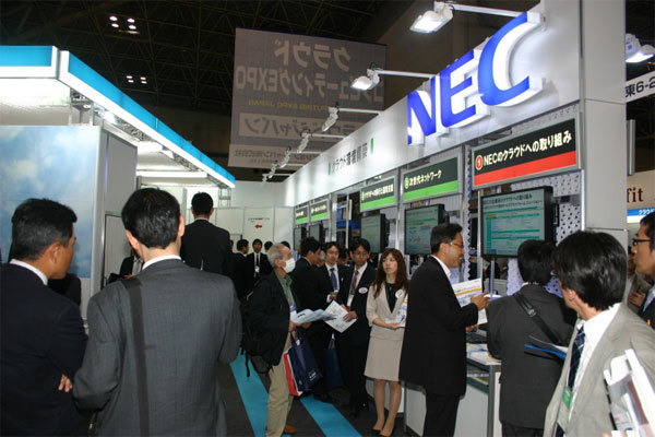 NECのブースでは、クラウドへの取り組みやパートナー企業との連携サービス、導入事例などが多数展示されていた。