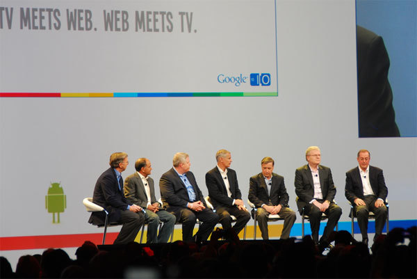 Google TVに賛同する各社CEOが登場し座談会形式で話し合う様子