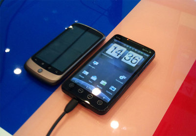 Sprint HTC EVO 4G（右）とHTC Nexus One（左）の比較
