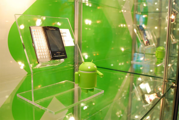 Sony Ericsson製のXperia X10 mini proの展示