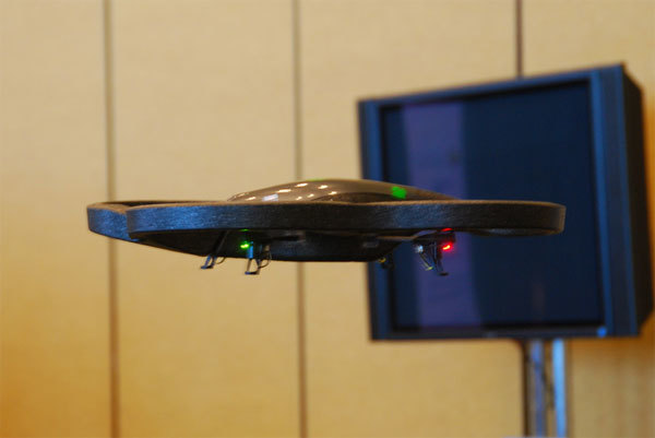 UFOのように宙に浮いているリモコンヘリコプター「AR.Drone」