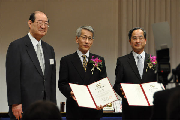 表彰式直後に佐々木理事長（左）と笑顔で記念撮影中の榊氏（中央）と荒川氏（右）