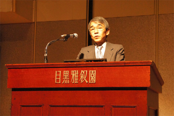 開催の挨拶に立つJaSST12 Tokyo 共同実行委員長の古川善吾氏（香川大学）。主催組織であるASTERの2012年の活動についての紹介がありました。今年は「エンタープライズ向けテスト振興に取り組む」とのことです。