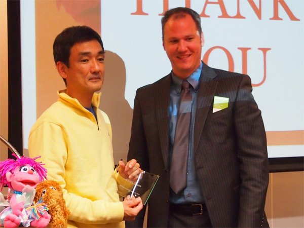「Liferay Community Contributor of the Year 2012」を受賞した小沢氏（左）とファルクナー氏