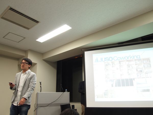 JUSO Coworkingを運営する水交デザインオフィス代表 深沢幸治郎氏。JUSO Coworkingは大阪・十三にあるコワーキングスペースです