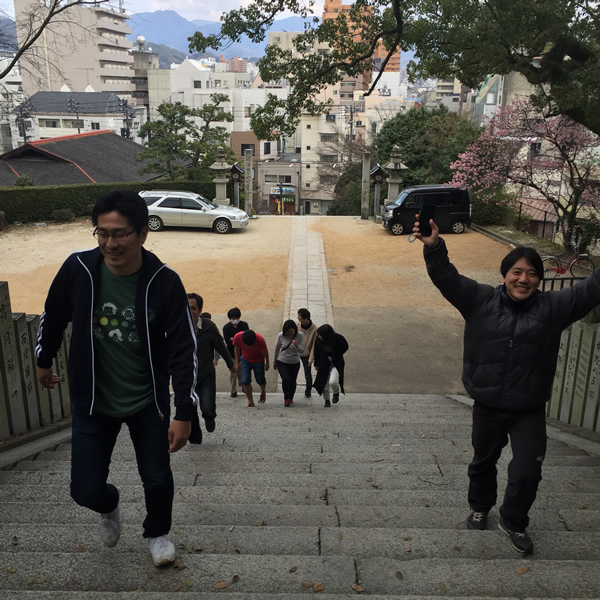 階段を登り松山城へ