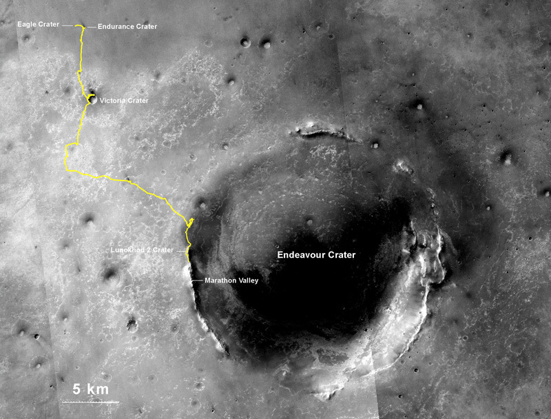 オポチュニティは2004年1月に写真左上のイーグルクレーター（Eagle Crator）にランディングし、10年に渡って黄色のライン通りに25マイルを走行してきた。火星の一昼夜（24時間37分）はソル（sol）と呼ばれるが、オポチュニティは3735ソルかけてこの記録を達成したことになる。現在は1年前に到達したソランダーポイントの南にあるルノホート2で作業中、次は南のマラソンバレーをめざす。