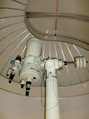 横浜サイエンスフロンティア高等学校の設備の中でも、とくに注目したいのが天体観測ドーム。タカハシ製の天体望遠鏡が用意され、学生自身が自分たちの目で宇宙の星を眺めることができる。