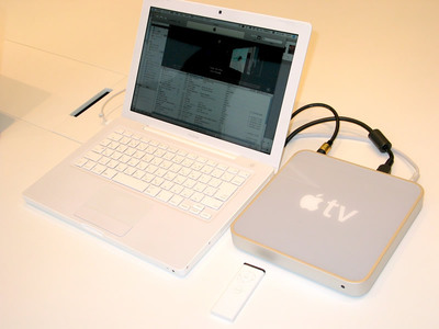 写真1　Apple TV本体とリモコン，MacBook