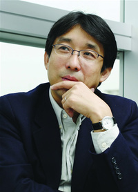 東京大学大学院情報学環教授　佐倉統氏。人間はある意味，人と人との絶対的な感覚を生得的に持っていると思います