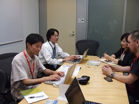 写真2　議論する JANOG26チェア陣。左手前から時計回りに、大久保、菊地、吉村、小山（いずれも敬称略）。