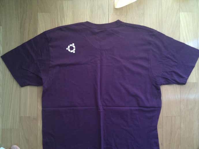 図7　Tシャツの背面。紫色にさりげなくCircle of Friendsが印刷されている