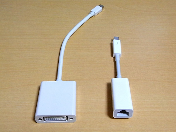 図3　（左） Mini DisplayPort-DVI変換アダプタ （右） Thunderbolt-ギガビットEthernetアダプタ