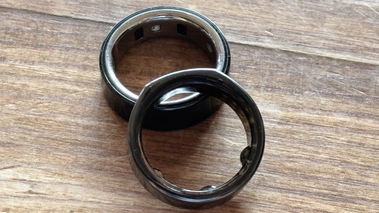 手前がOURA Ring 3で奥がOURA Ring 4。手前の指輪にはセンサーの突起がある