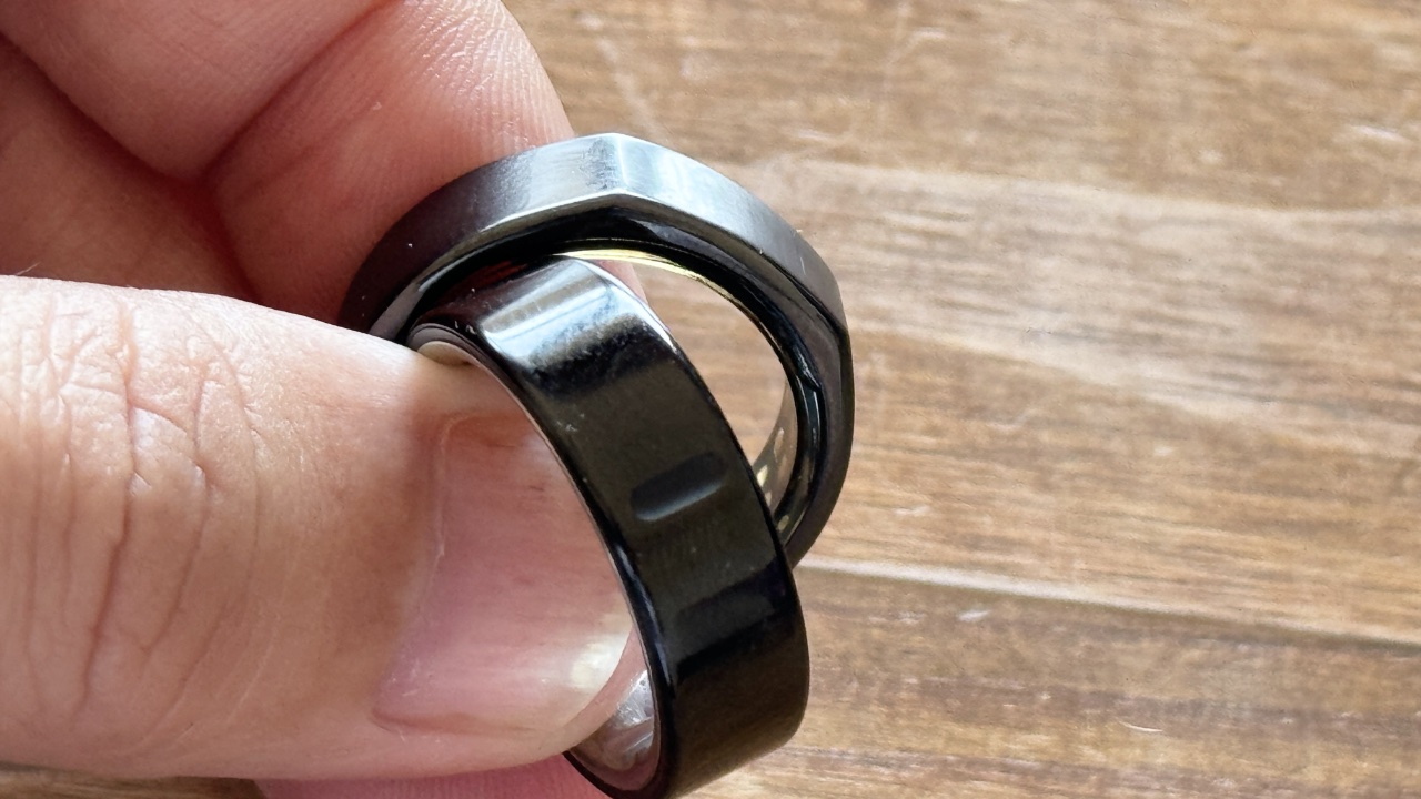 手前がOURA Ring 4で奥がOURA Ring 4。手前には小さな窪み、奥は指輪の形状が違う