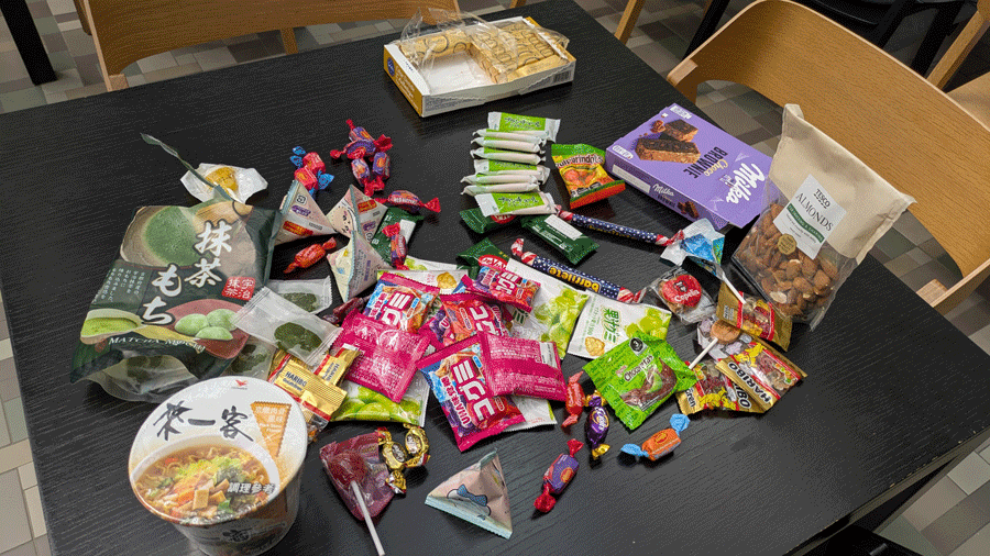 お菓子の交換テーブル