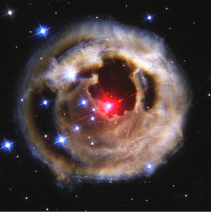観測中に太陽の60倍も明るく輝いた謎の超巨星V833