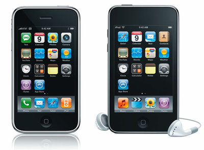 iPhone（左）とiPod touch（右）。見た目はほとんど変わらない