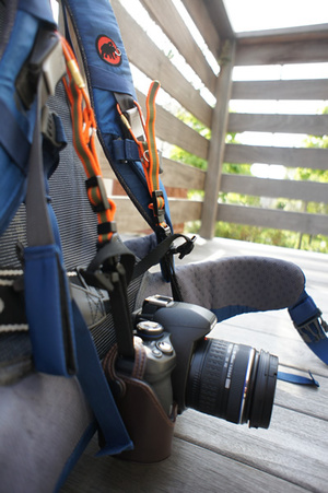 ショルダーハーネスにカラビナと登山用ストラップを装着。カメラが床から浮いているのがわかるだろうか