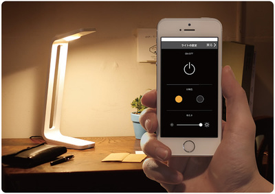 LEDのデスクスタンドとしても使うことができ，明るさなどはiPhoneから調節できる