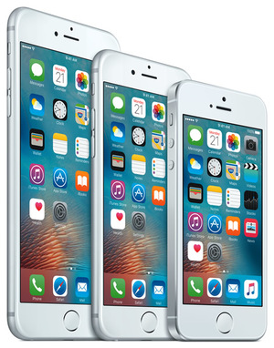 小型軽量化して登場したiPhone SE（右）。iPhone 6s（中），iPhone 6s Plus（左）と比べるとその小ささは一目瞭然だ