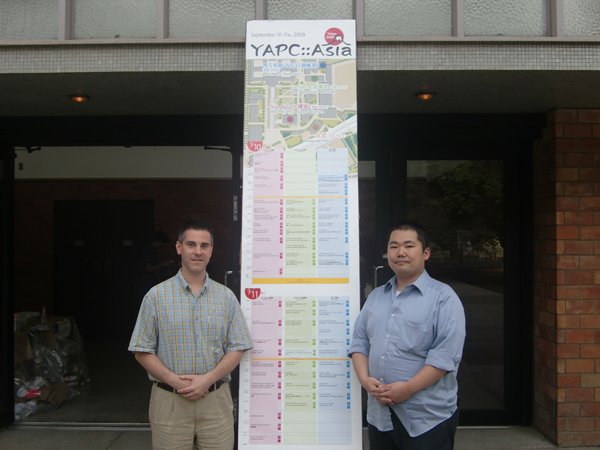図1　YAPC::Asia Tokyo 2009の会場にて。Dice氏と牧氏。