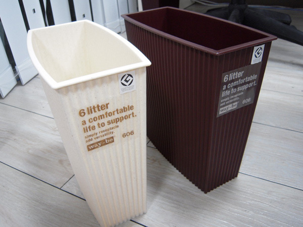ゴミ箱は「茶」と「アイボリー」の2色で。