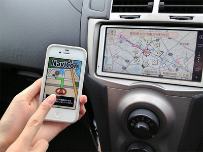 デンソーが提供している「NaviCon」。Bluetoothでカーナビと接続することで，スマートフォンからカーナビの地図を操作したり，目的地を設定できる