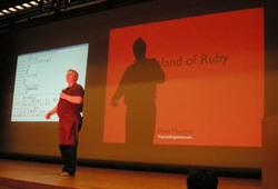 写真1　RubyKaigiでRubyへの愛にあふれる講演をするDave Thomas（写真：島田浩二）